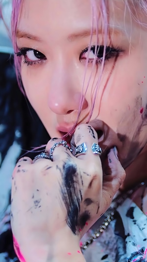 Rose from BLACKPINK with pink hair and paint