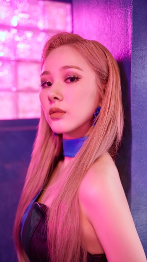 Mia from EVERGLOW