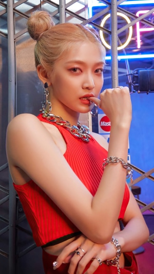 Onda from EVERGLOW in La Di Da concept