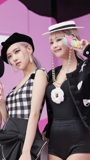 BLACKPINK Members Jennie and Rosé with Ice Cream Accessories