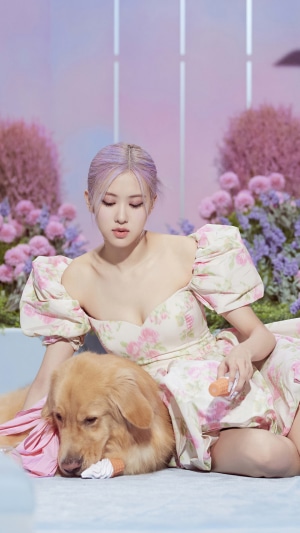 Rosé from BLACKPINK with a dog and ice cream