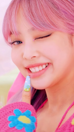 Jennie from BLACKPINK winks with pink hair