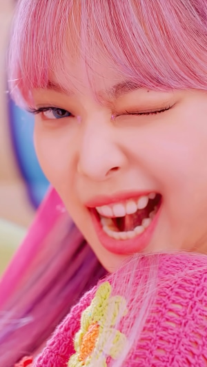Jennie from BLACKPINK winks with pink hair