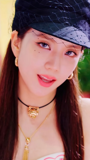 Jisoo from BLACKPINK wearing a black hat and jewelry
