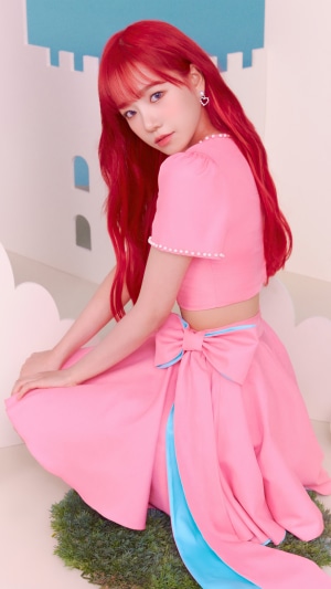Jo Yu ri from IZONE in pink outfit