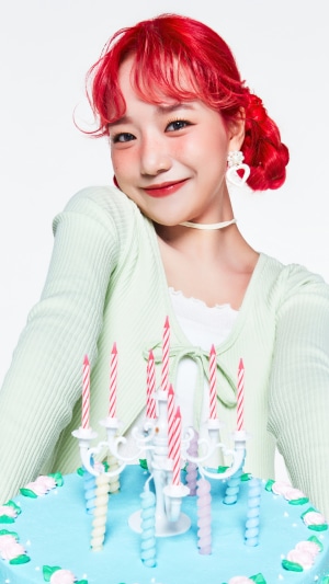 Jo Yu ri from IZONE with a birthday cake
