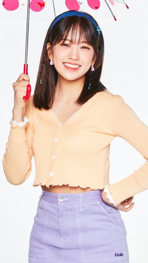 Ahn Yujin from IZONE holding an umbrella