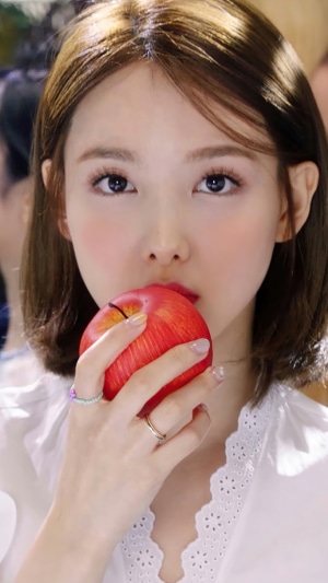 Nayeon from TWICE holding an apple