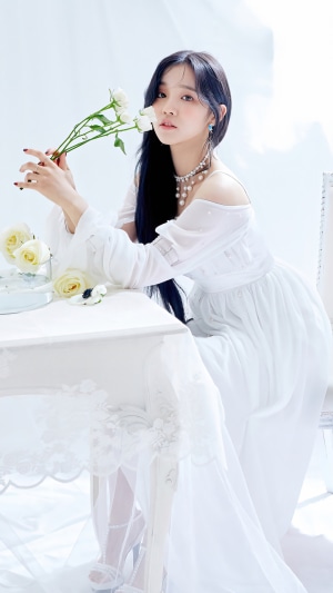 Song Yuqi from GIDLE holding white roses