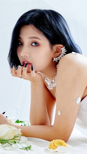 Soyeon from (G)I-DLE posing with flowers