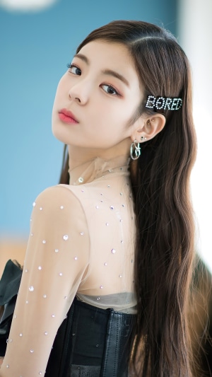 Lia from ITZY with "Bored" hair clip