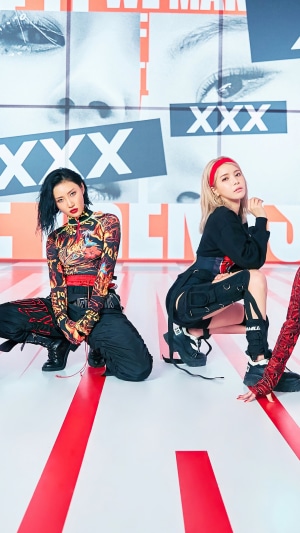 MAMAMOO members Hwasa and Moonbyul