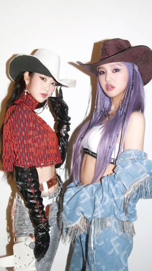 Oh My Girl's Mimi and Jiho in cowboy hats