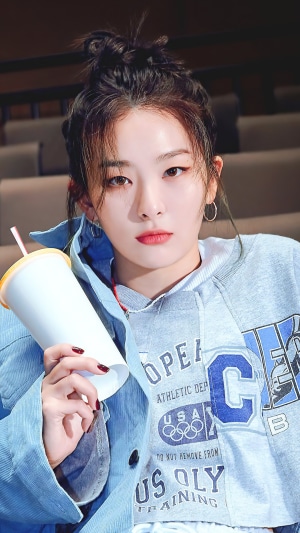 Kang Seul Gi from Red Velvet holding a drink