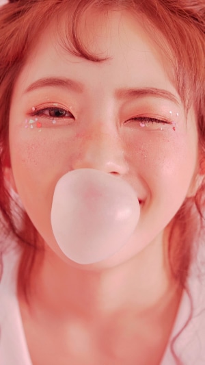 Hyeseong from Elris blowing bubble gum
