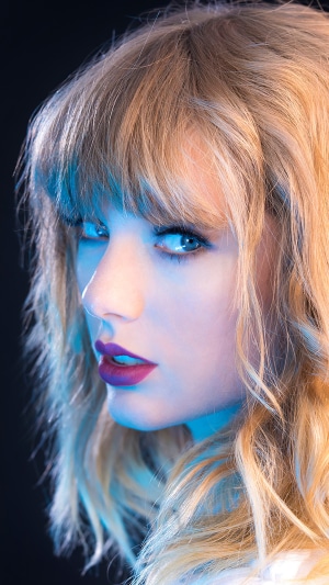 Taylor Swift, Celebrity Singer