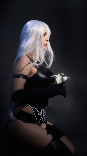 2B from Nier: Automata holding a white flower