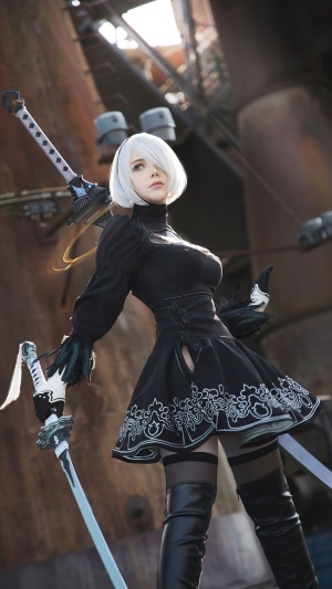 2B from Nier Automata cosplay with swords