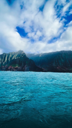 Ocean waves near Na Pali Coast mountains, Hawaii 4K