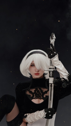 2B from Nier Automata cosplay with sword
