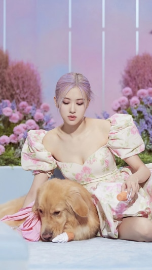 BLACKPINK Rosé with a dog