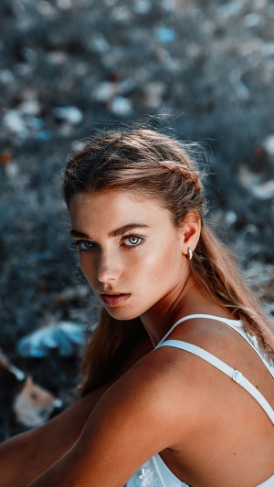 Brunette model with blue eyes, 4K