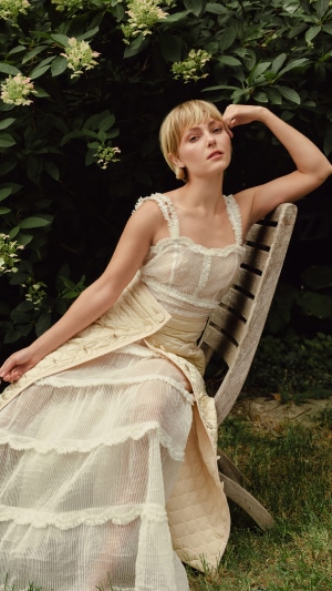 Annasophia Robb sitting in a garden