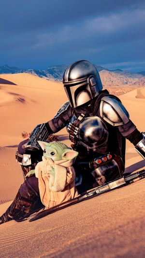 The Mandalorian and Grogu from Star Wars in desert 4K