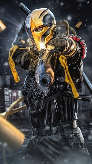 Deathstroke aiming a gun in a city