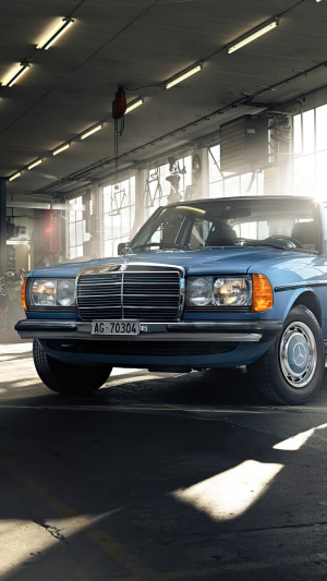 Blue Mercedes-Benz W123 Coupe in garage