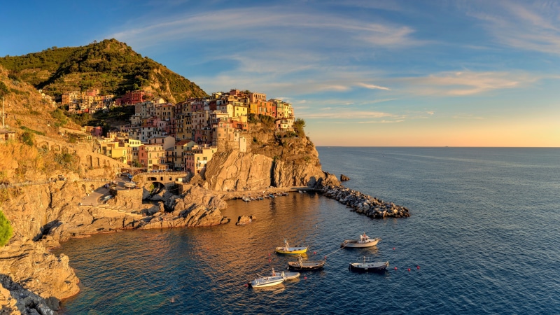 Manarola, Italy: Colorful village on a cliff overlooking the sea