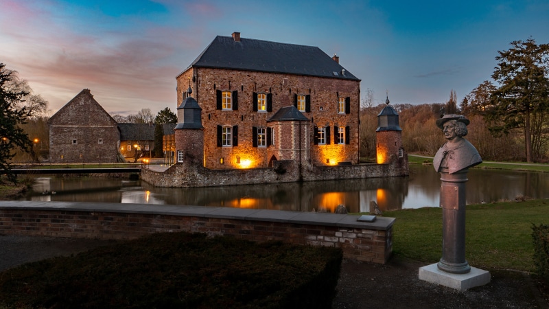 Kasteel Erenstein castle with moat and statue