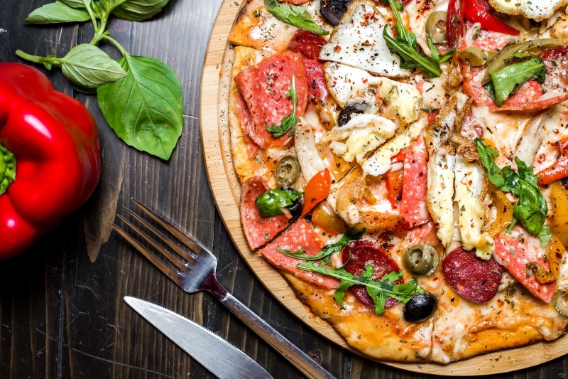 4K Pizza with Bell Pepper, Knife, and Fork