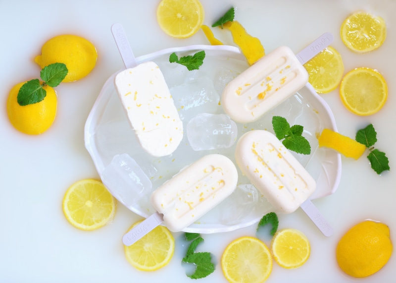Lemon popsicles with mint and ice