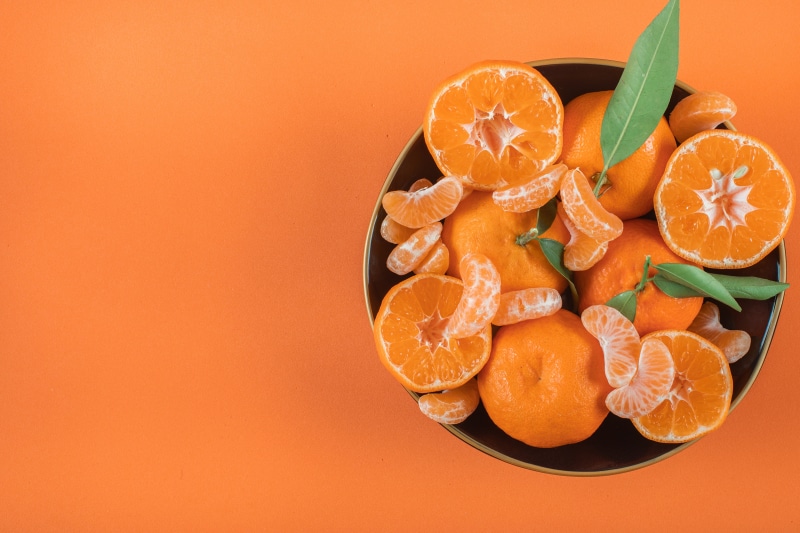 Mandarine in a bowl with leaves