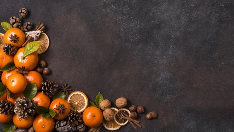 Mandarine, Walnut, Cinnamon, Hazelnut, Pine cone, Dried Orange Slices