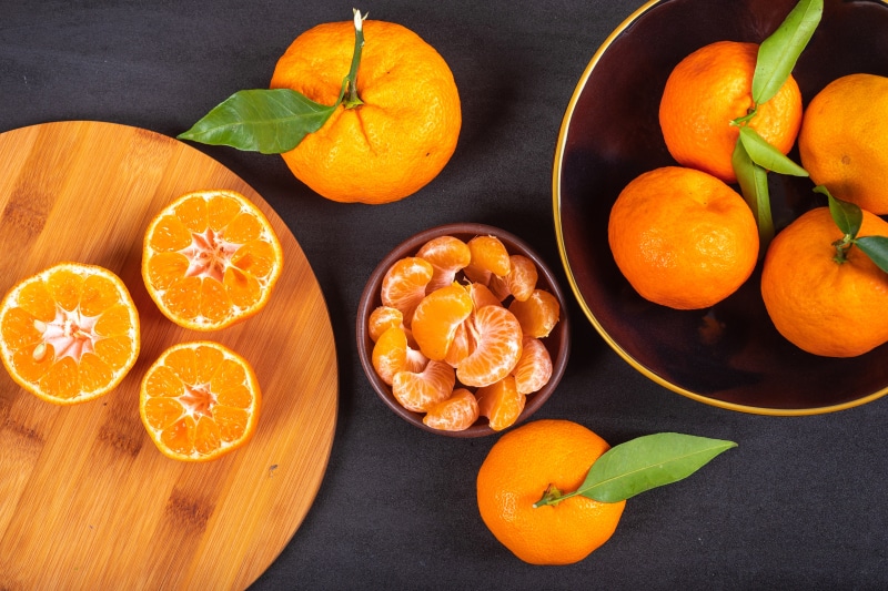 Mandarine on a cutting board and in bowls