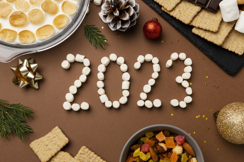 Marshmallows form 2023 with Christmas decorations