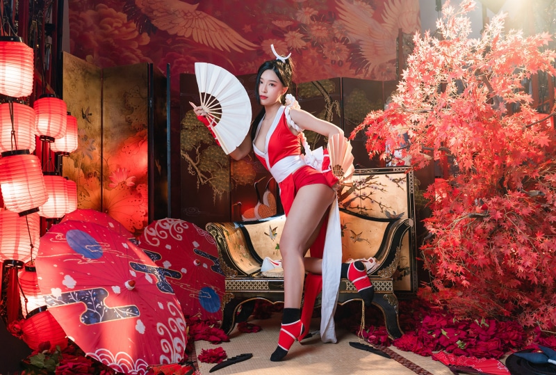 Mai Shiranui from Fatal Fury holding fans
