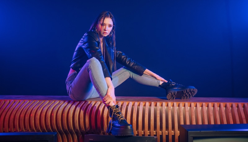 Disha Shemetova sitting on a wooden bench