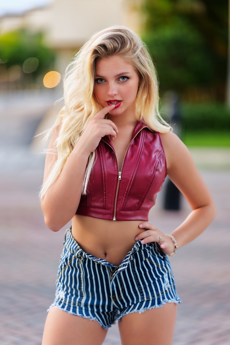 Hannah, Blonde girl in shorts