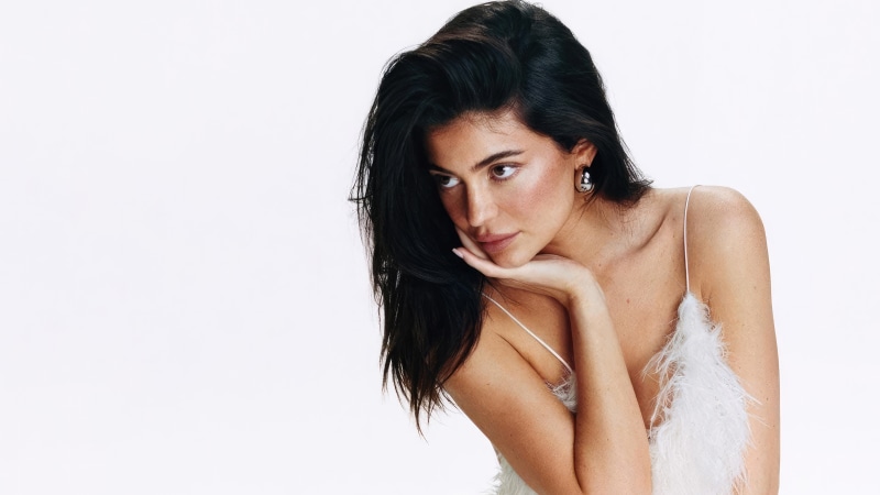 Kylie Jenner in white dress with feathers 4K