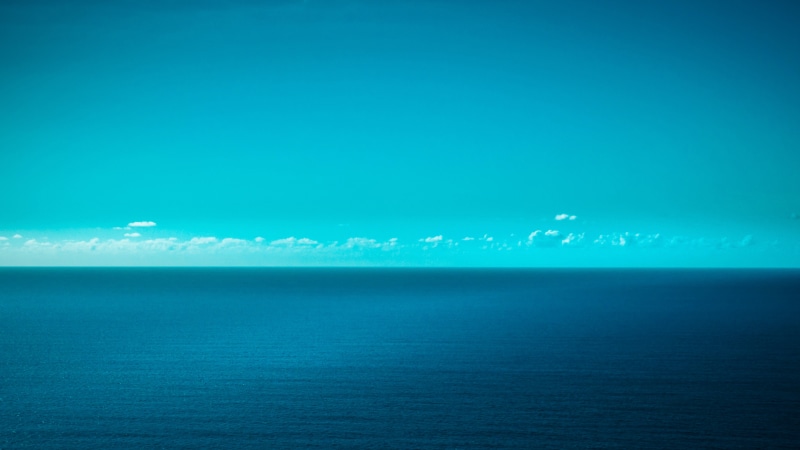 Vast Ocean and Sky Horizon 4K
