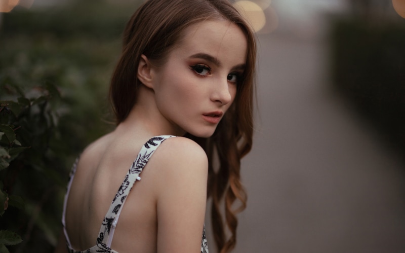 Girl looking over shoulder, 4K