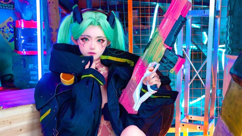 Lucy from Cyberpunk Edgerunners Cosplay with Toy Gun