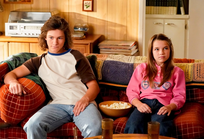 Young Sheldon's Montana Jordan and Raegan Revord on couch