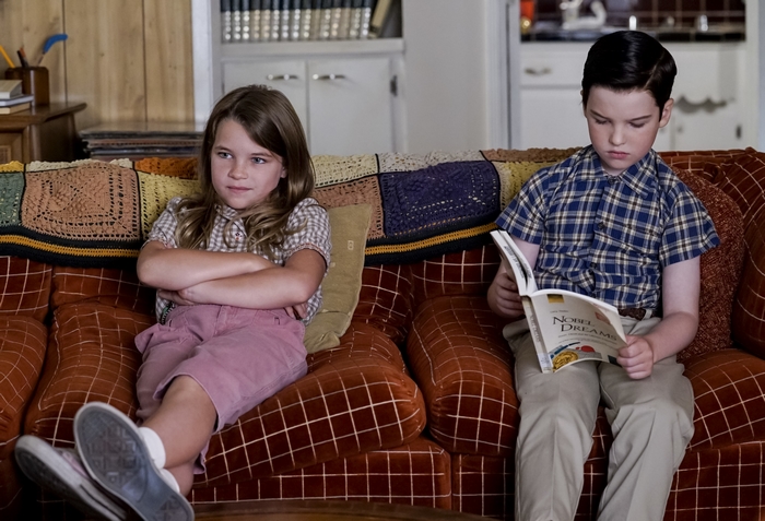 Young Sheldon: Missy and Sheldon on the couch