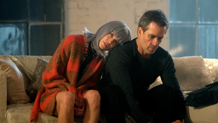 Zone 414 HD: Matilda Lutz and Guy Pearce on couch