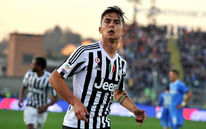 Paulo Dybala looking up during Juventus F.C. match