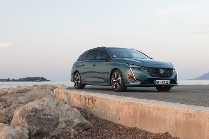 Peugeot 308 SW HYBRID by the sea
